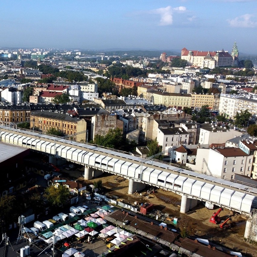 Kraków. Budują przystanek kolejowy na Grzegórzkach. Widać już zadaszenie [ZDJĘCIA]