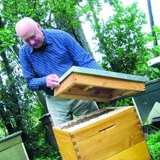 Józef Zajkowski jest zadowolony z sezonu, bo ceny miodu były wyższe niż przed rokiem. Ale i tak nie wróciły do poziomu sprzed trzech lat.