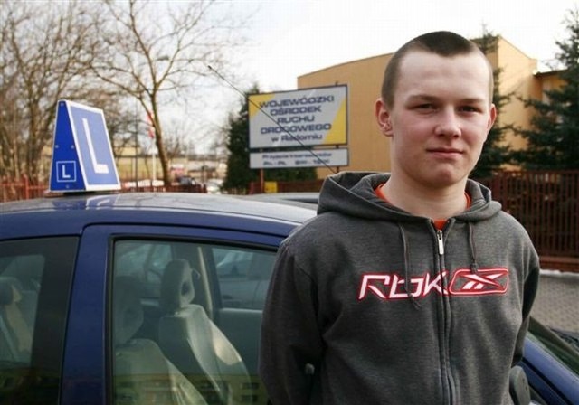 Bartłomiej Kozera uczy się jeździć w ośrodku z Puław. Chce zdawać egzamin na prawo jazdy w Radomiu.