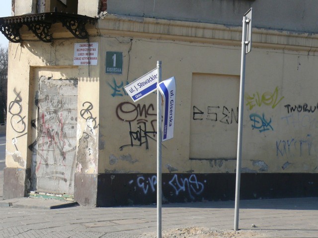 Zniszczona tablica informacyjna u zbiegu ulicy Słowackiego i Giserskiej.