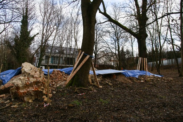 Ruiny zabytkowego spichlerza w parku Duchackim zostały zburzone