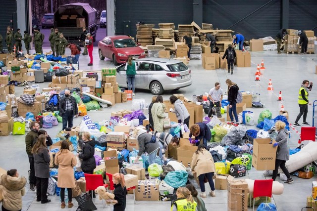 W poniedziałek (28 lutego) wczesnym wieczorem mieszkańcy w ramach zbiórki Bydgoszcz pomaga Ukrainie zebrali się także w BCTW (ul. Gdańska 187), które jest teraz głównym punktem pomocy dla Ukrainy, tu też potrzebni są wolontariusze, którzy ogarniają segregację i pakowanie darów