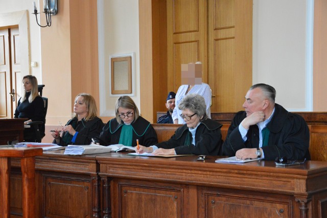 Pracownica sądu w Tomaszowie wyłudziła 1,4 mln zł fałszując wyroki. Ruszył proces przed Sądem Okręgowym w Piotrkowie. Więcej na kolejnych zdjęciach
