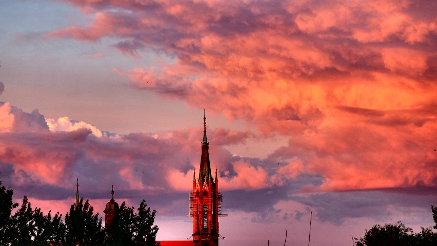 Białostocka katedra podczas zachodu słońca.