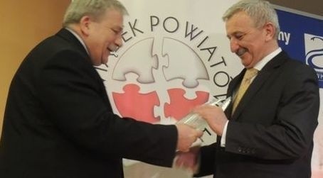 Zdzisław Wrzałka, starosta kielecki otrzymał statuetkę Super Powiatu.