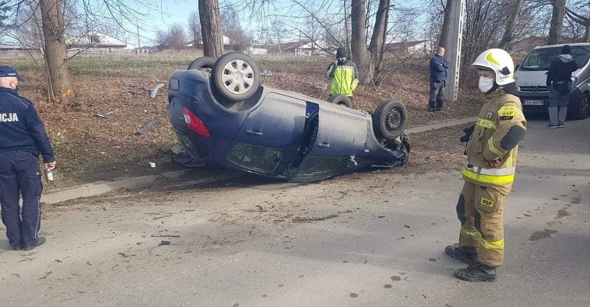 Dachowanie w Rudawie. Uczestnikom wypadku pomagali strażacy...