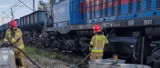 W Ostrowcu doszło do uszkodzenia zbiornika paliwa w lokomotywie. Akcja strażaków trwała kilka godzin. Zobacz zdjęcia