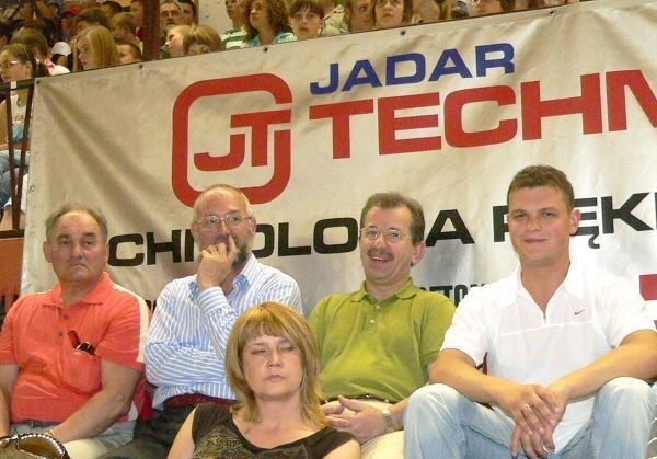 Prezes Jadaru Radom, Tadeusz Kupidura (pierwszy z lewej) może być dumny. Radomski klub jako jedyny dotrzymał wymaganego terminu powołania sportowej spółki akcyjnej.