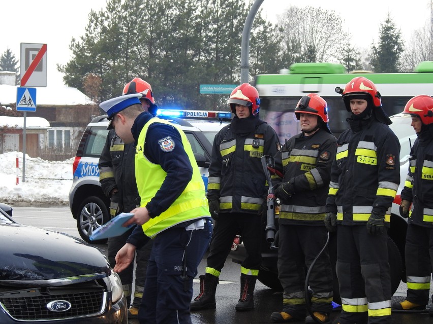 Wypadek karetki na ulicy Waszyngtona. W zdarzeniu drogowym udział brały trzy samochody [ZDJĘCIA, WIDEO]