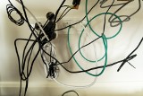 Jak ukryć kable w domu? Poznaj triki, żeby zapanować nad chaosem. Najlepsze sposoby na zamaskowanie kabli