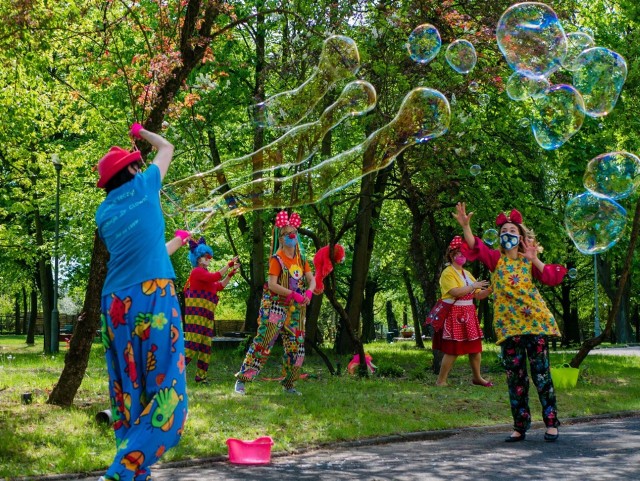 Doktorzy Clowni pojawiają się pod wieloma szpitalami niosąc radość małym pacjentom.