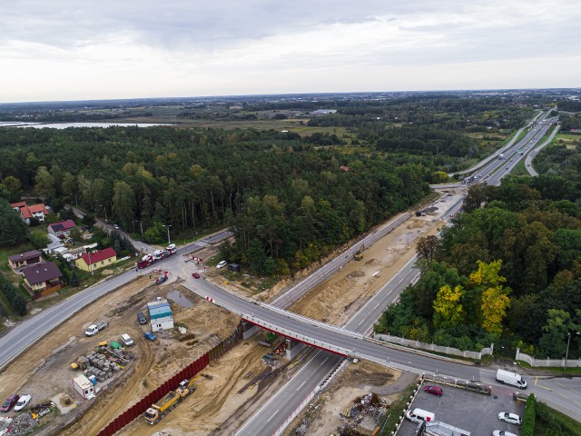 Ekspresowa trasa numer 7 jest budowana od obwodnicy Grójca do węzła Warszawa - Okęcie. To w sumie 29 kilometrów nowej drogi. Prace zaczęły się w ubiegłym roku na odcinku Grójec - Tarczyn.>>> ZOBACZ WIĘCEJ NA KOLEJNYCH ZDJĘCIACH 