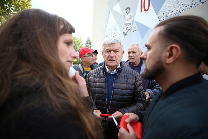 Mural z wizerunkiem Włodzimierza Lubańskiego odsłonięto w...