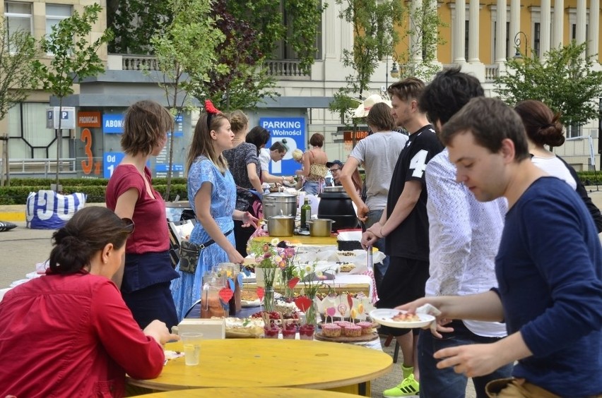 Najdłuższy stół stanął na placu Wolności w Poznaniu