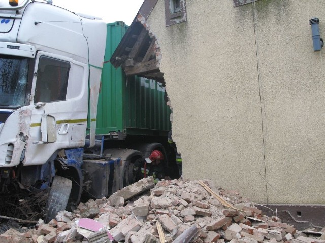 Dziś rano w dom przy ul. Szpitalnej w Żninie wjechała ciężarówka Scania. Na szczęście nikomu nic złego się nie stało.