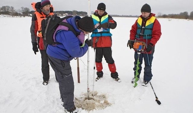 Pracownicy i doktoranci Zakładu Kriologii i Badań Polarnych IG UMK podczas badań na Wiśle w rejonie Dobrzykowa powyżej Płocka, styczeń 2010