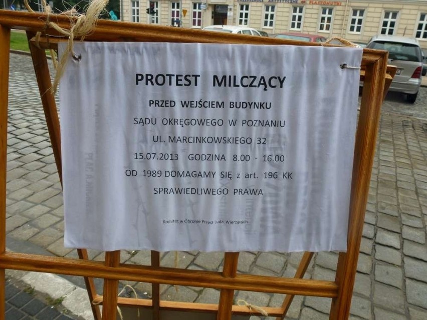 Poznań: Protest wierzących przed sądem [ZDJĘCIA]