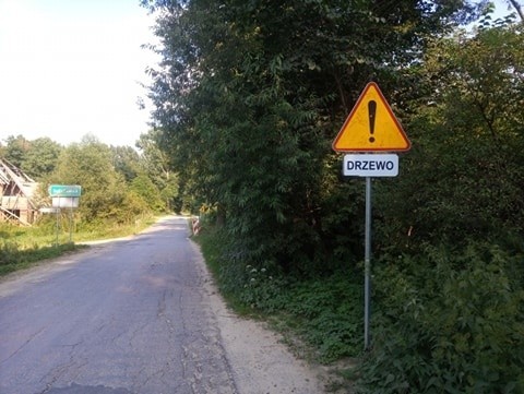 Przy drodze Sulisławice - Adamowice postawiono znak