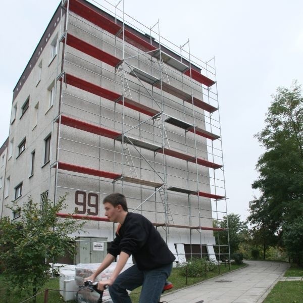 Choć rusztowania przy bloku przy ulicy Ściegiennego 99 stoją już od dłuższego czasu, mieszkańcy rzadko widzą na nich robotników.