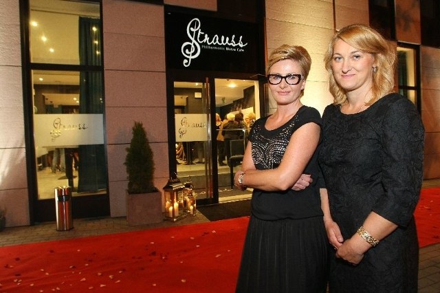 Przed Strauss Bistro Cafe właścicielki lokalu Paulina Stachurska (z lewej) i Sabina Plavać.