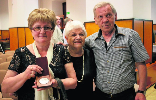 Zdzisława Chlebowska (na zdj. z lewej) odebrała medal w imieniu nieżyjących dziadków. W środku uratowana przez nich Chana Broder-Lisogurski