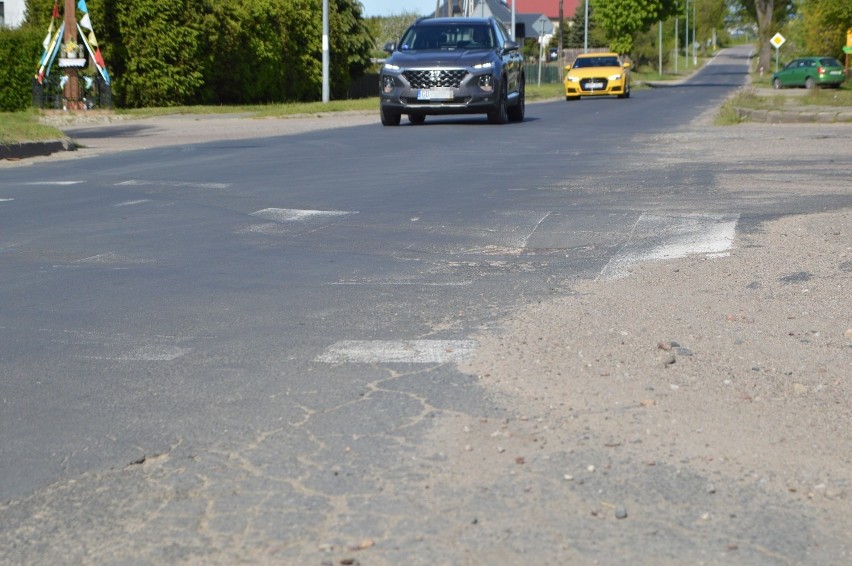 Ostatnia stolica gminy z taką drogą wojewódzką. W Parchowie dziura na dziurze (zdjęcia+wideo)