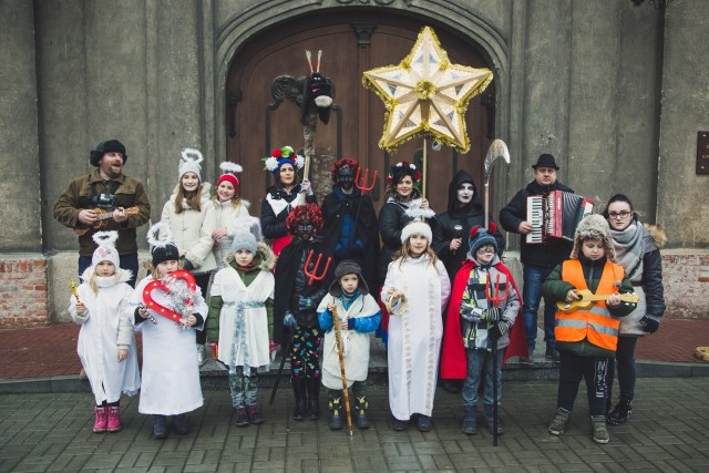 „Idą, idą Kolędnicy, niech tradycja dalej trwa…!” Słowa kolęd i pastorałek niosły się w okresie świątecznym wśród lokalnych ulic przy akompaniamencie akordeonu, ukulele, tamburyna i dzwonków. Orszak Kolędników przetarł szlaki Mątew, Tupadeł i Szymborza.Inicjatywa zainspirowana została zbiorem starych, zimowych pocztówek z kolędnikami. Aranżację muzyczną przygotowali i wykonali Kasia, Irek Gregowscy i Maciej Leszczyński, wszelkie kwestie organizacyjne zrealizowali Agata Kuczyńska, Natalia i Kuba Morawscy.Rozśpiewana grupa liczyła symboliczne 20 osób, które zgodnie z dawnym obrzędem ucharakteryzowały się na aniołów, pastuszków, diabłów i śmierć. Kujawianki składały odwiedzanym domownikom noworoczne życzenia, turoń zwiastował dobrobyt, a drogę wytyczała rozświetlona gwiazda.Ostatnim, ale najważniejszym domem do którego kolędnicy zapukali był kościół parafialny pw. Opatrzności Bożej w Mątwach. Podczas Mszy Św. na której celebrowano Uroczystość Objawienia Pańskiego grupa przeszła kolorowym orszakiem, grając i śpiewając radośnie kolędy. W godzinach popołudniowych odbyło się także wspólne kolędowanie przy mątewskim żłóbku, którego aranżację muzyczną przygotował dla mieszkańców Maciej Leszczyński z zespołem.Organizatorzy składają serdeczne podziękowania ks. proboszczowi Arturowi Sreberskiemu za przychylność w realizacji zadania oraz wszystkim, którzy otworzyli swoje drzwi i serca na tę wyjątkową tradycję. - „Szczęście, zdrowie i pomyślność anioł dobry Wam zostawi, w Nowym Roku, w każdej sprawie, niech Wam Pan Bóg błogosławi”! - życzą kolędnicy.Dni wolne 2019 - kiedy wziąć wolne, żeby było ich jak najwięcej?