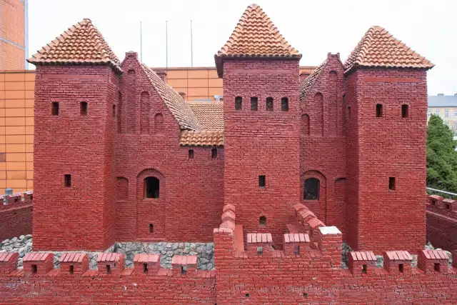 Niewielka makieta zamku jest tylko oparta na ogólnych informacjach i podobieństwach do innych, podobnych budowli obronnych z tego samego okresu.
