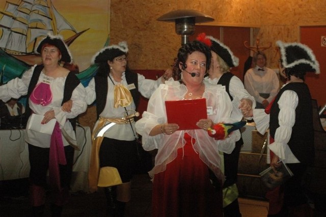 W tym roku comber babski odbywał się na Wyspie Skarbów w Leśniej Dolinie. Prowadzące wystąpiły w strojach piratów.