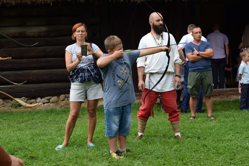 Szymbark. XV Panorama Kultur. W skansenie głośno gra muzyka, jest mnóstwo ludzi, są stoiska z rękodziełem, gospodynie częstują pysznościami