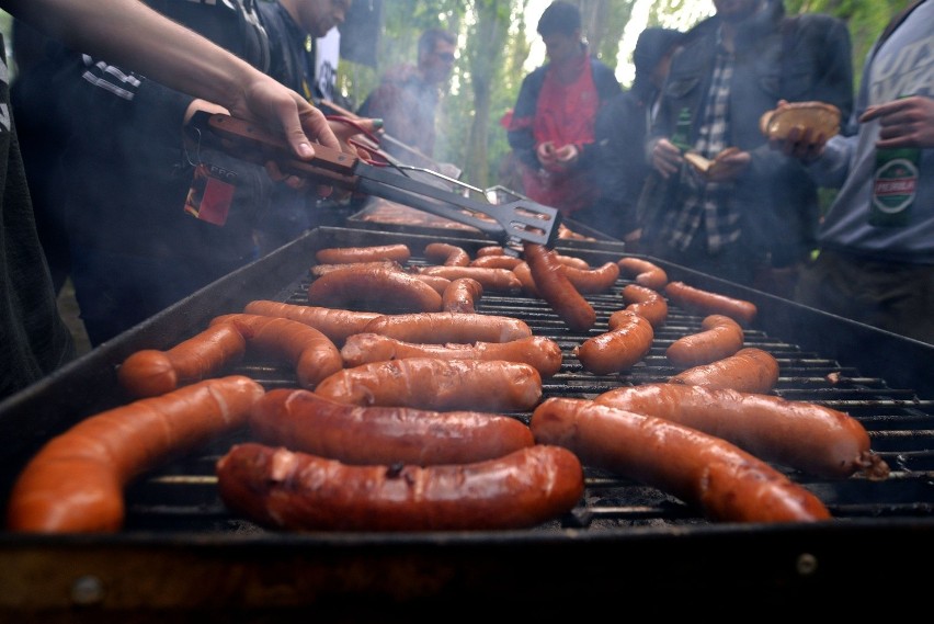 Za kilka dni Polacy rozpoczną wielkie majówkowe grillowanie.