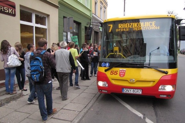 Nyscy włodarze nie obawiają się, że MZK pójdzie z torbami: - Za wozokilometry i tak płacimy, więc co za różnica czy autobusem będzie jechało 20 czy 100 osób - mówi wiceburmistrz Piotr Walach.