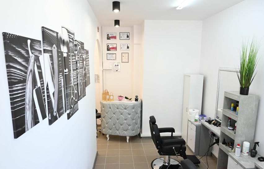 W centrum Kielc ruszył salon fryzjerski dla mężczyzn BarberKa. O brody i fryzury panów zadba... właścicielka. Zobacz film