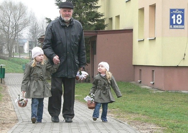 Buski eks-burmistrz Witold Gajewski maszerował do święcenia pokarmów z ukochanymi wnuczkami - Mają i Mileną.