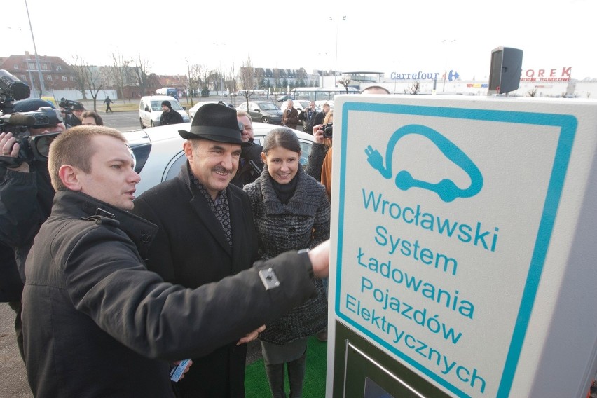 12.12.2011  Otwarcie pierwszej we Wrocławiu stacji ładowania...