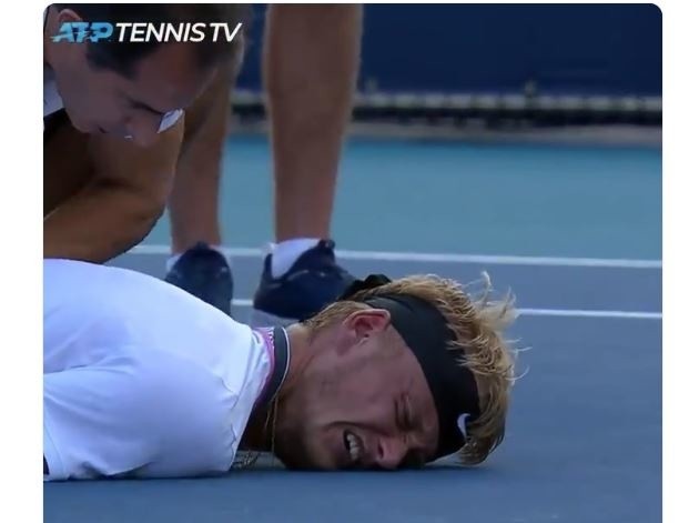 Na turnieju ATP Masters w Miami podczas meczu tenisa doszło do dramatycznego wydarzenia. 19-letni Nicola Kuhn w czwartym gemie nagle upadł na kort. Hiszpan dostał konwulsji i przez kilka minut nie mógł się podnieść. Obiecujący tenisista był strasznie wyczerpany, pojawiły się przy nim służby medyczne.ZOBACZ FILM - KLIKNIJ DALEJ