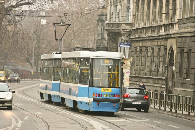 W sobotę, 21 września, rozpocznie się remont torowiska na Podwalu, na odcinku od pl. Jana Pawła II do pl. Orląt Lwowskich. Oznacza to duże zmiany tras tramwajów linii 0L, 0P, 6, 7, 14, 23, 24, 31 i 32. Będą one obowiązywać prawie miesiąc – do 19 października. Na kolejnych slajdach sprawdźcie, jak w czasie remontu będą jeździły tramwaje.
