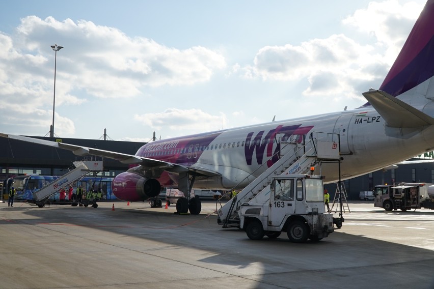 Wizz Air kasuje loty z Polski do Włoch i Izraela. Ryanair...