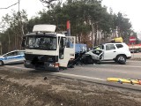 Śmierć w wypadku pod Kozienicami, samochód osobowy wbił się w ciężarówkę. Zginął pasażer osobowego auta, kierowca walczy o życie