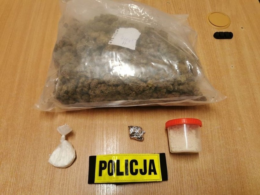 Gdańsk. 45-latek podejrzany o posiadanie kilkuset porcji amfetaminy, marihuany i kokainy. Miał je przechowywać w mieszkaniu i garażu