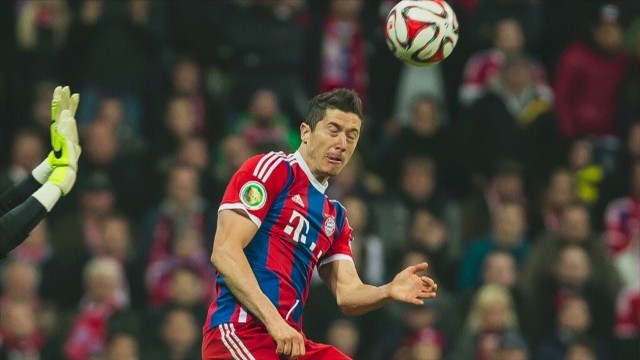 Robert Lewandowski kontuzjowany w meczu Bayern Monachium - Bourssia Dortmund. Nie wiadomo, czy zagra na Camp Nou w meczu półfinałowym Ligi Mistrzów z Barceloną