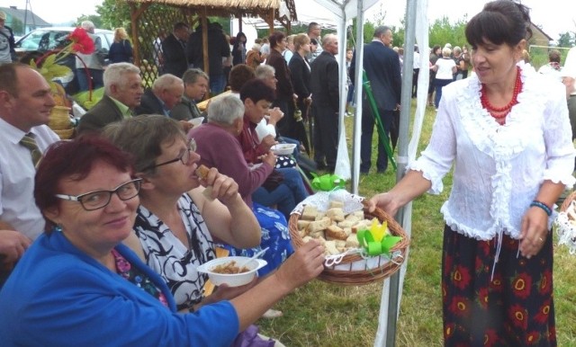 Starościnie - deszcz niestraszny! Barbara Zębala zaliczyła sporą  porcję kilometrów, częstując publiczność chlebem dożynkowym.