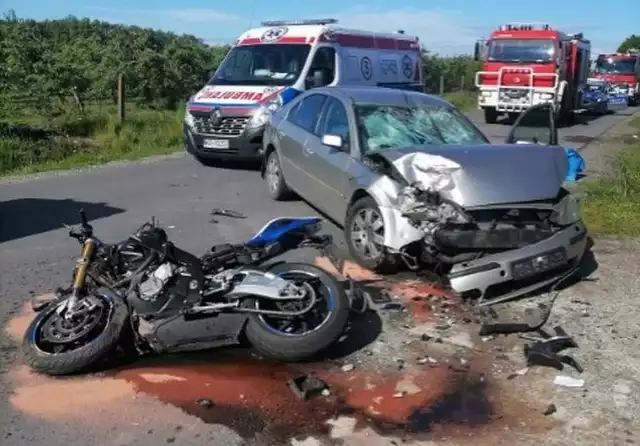 W Gołębiowie, na drodze lokalnej zderzyły się ford mondeo i motocykl BMW. Obaj kierowcy zostali ranni.