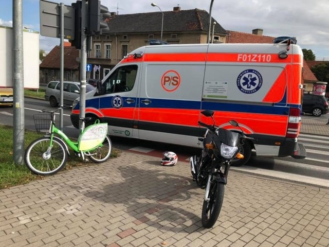 Do poważnego wypadku doszło w czwartek, 19 września, na skrzyżowaniu ulic Dąbrówki i Łużyckiej. Motocyklista wjechał na przejście dla pieszych na czerwonym świetle i potrącił rowerzystę jadącego zielonogórskim rowerem miejskim. Mężczyzna prawidłowo przejeżdżał przez przejazd dla rowerzystów na świetle zielonym. Na miejsce wypadku przyjechała ekipa karetki pogotowia ratunkowego oraz zielonogórska policja. Ranny rowerzysta został karetką przewieziony do szpitala.Zobacz też wideo: Szaleńczy rajd ulicami Zielonej Góry. 26-latek uciekał policji.