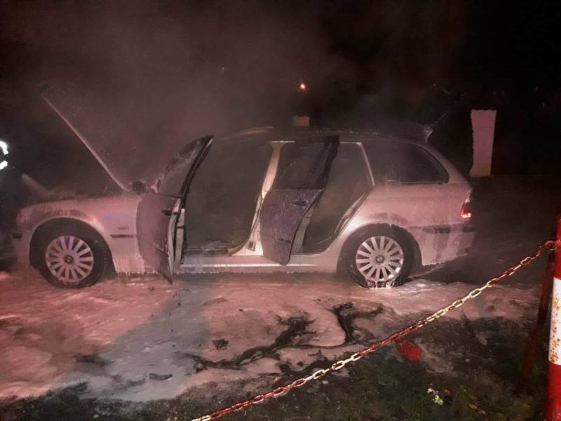 Nowy Sącz. Pożar samochodu osobowego na parkingu przy ul. Lwowskiej. Po BMW pozostał tylko wrak [ZDJĘCIA]