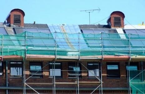 Montaż solarów na dachuZainteresowanie dopłatami z NFOŚiGW pokazuje, że wielu inwestorów decyduje się na zamontowanie nowoczesnych źródeł energii, licząc na obniżenie opłat w przyszłości.  