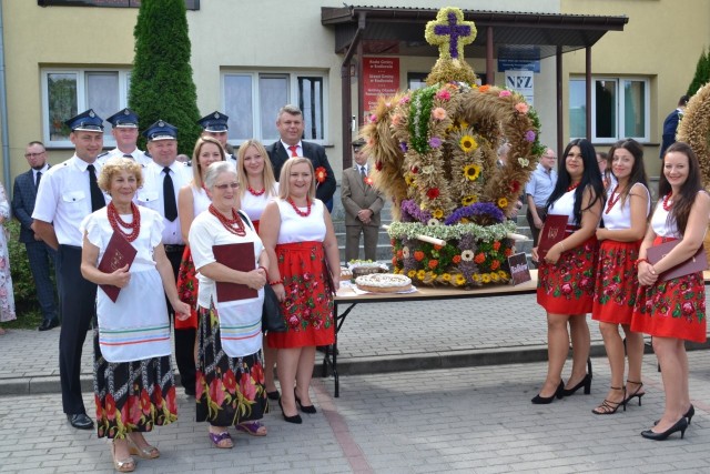 Konkurs na najpiękniejszy wieniec dożynkowy wygrała Gmina Radków z wieńcem przygotowanym przez Koło Gospodyń i Gospodarzy Wiejskich w Radkowie.