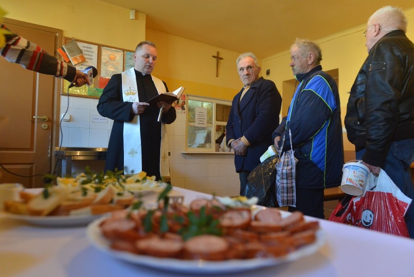Caritas w Radomiu zaprosiła bezdomnych i ubogich na wielkanocny poczęstunek