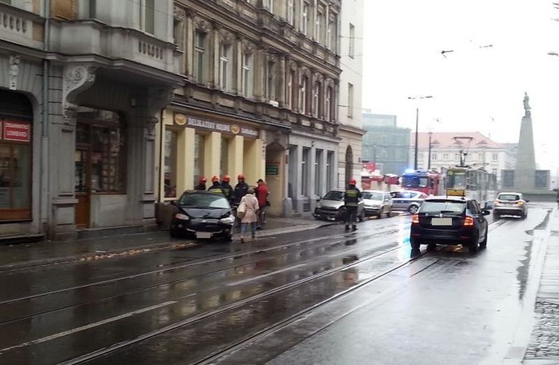 Wypadek na ul. Pomorskiej. Kierowca bmw wjechał staranował trzy auta [zdjęcia]