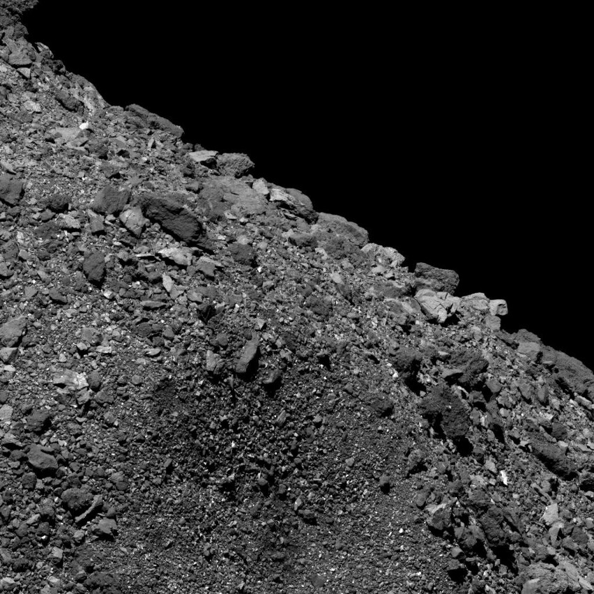 Te zdjęcia asteroidy Bennu wykonano z odległości 680 metrów....